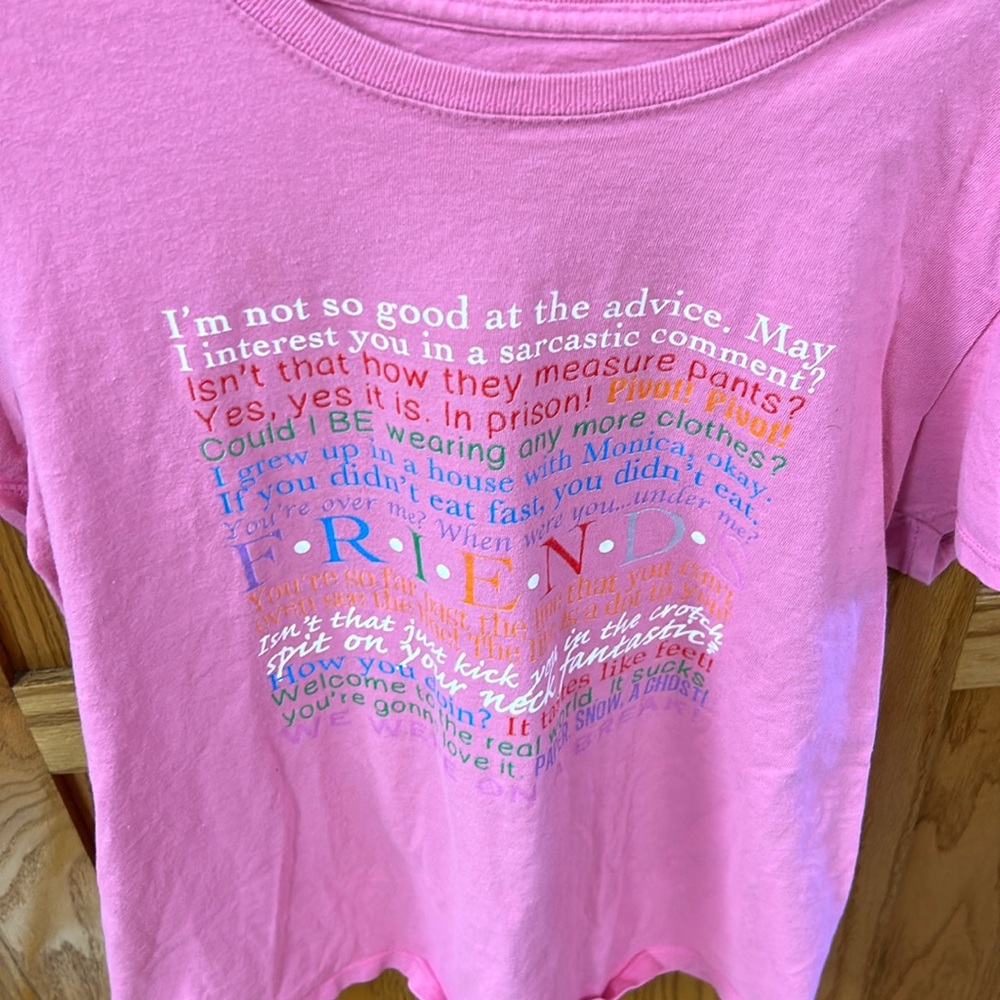 Sitcom-Friends t-shirt pink with quotes from show - size medium